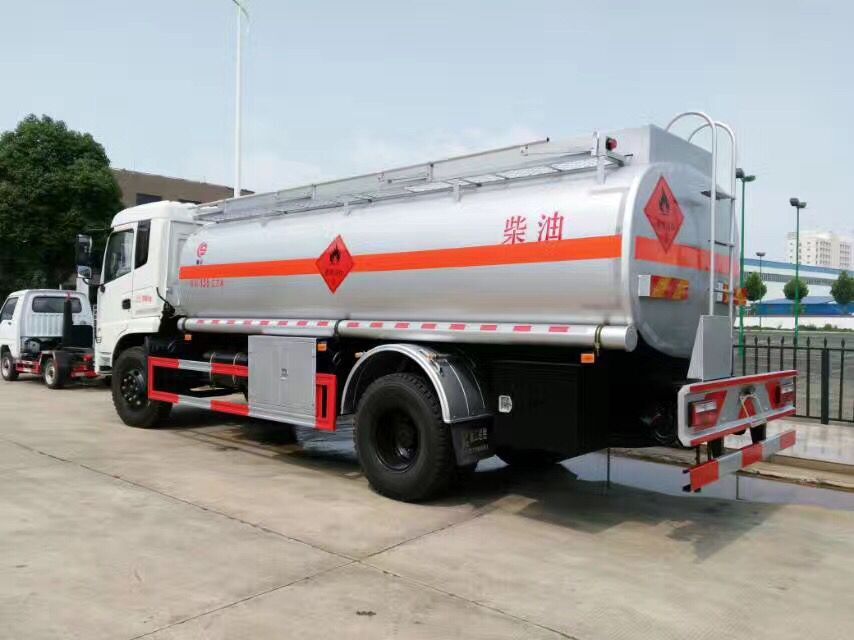 國五東風(fēng)新款后八輪運(yùn)油車
