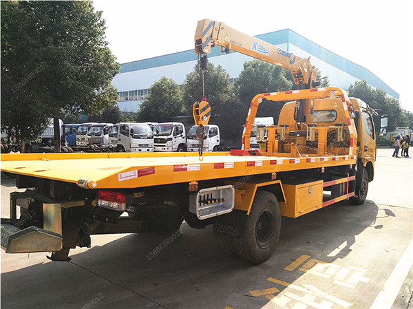 東風(fēng)多利卡帶吊一拖二清障車