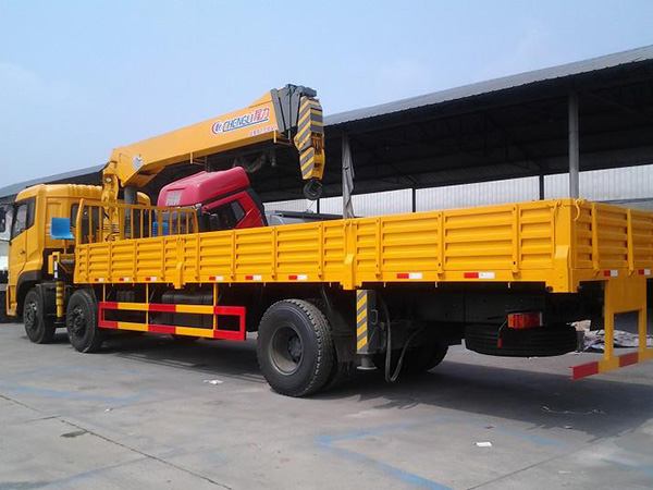 東風(fēng)前四后四8.3米隨車吊