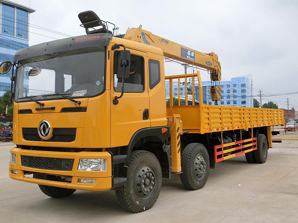 東風前四后四輪8.5米隨車吊