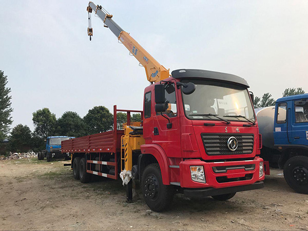 東風前四后四輪8.5米隨車吊