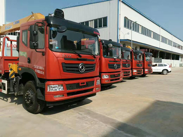 東風(fēng)征夢后八輪8.5米隨車吊