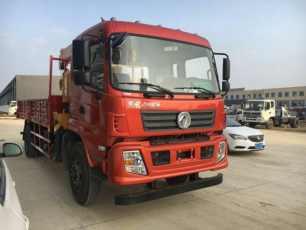 東風廂長6.1米隨車吊