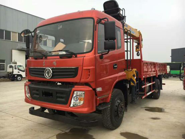 東風廂長6.1米隨車吊