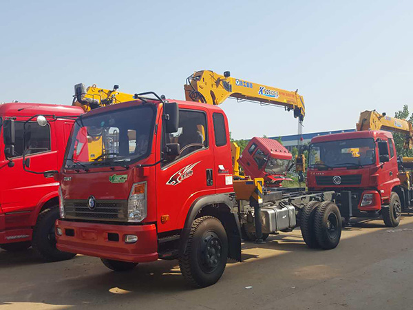 王牌3.6米貨廂藍(lán)牌隨車(chē)吊