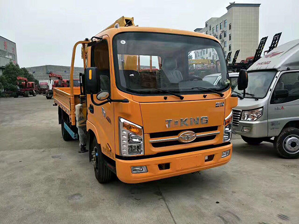 唐駿3.5米貨廂藍(lán)牌隨車(chē)吊